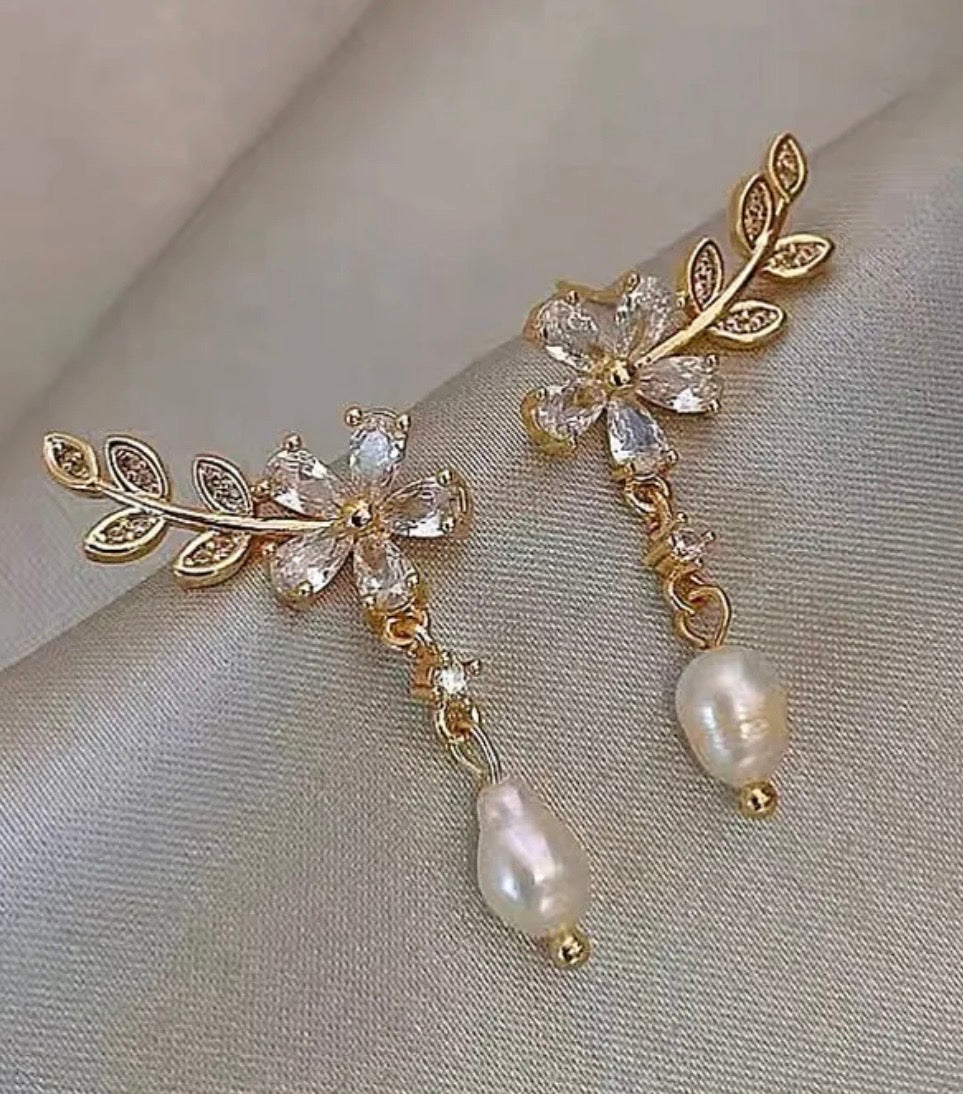 Pendientes de Flor Dorados con Perla