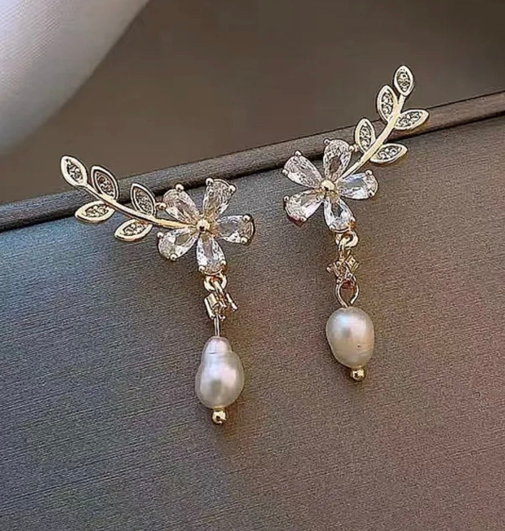 Pendientes de Flor Dorados con Perla