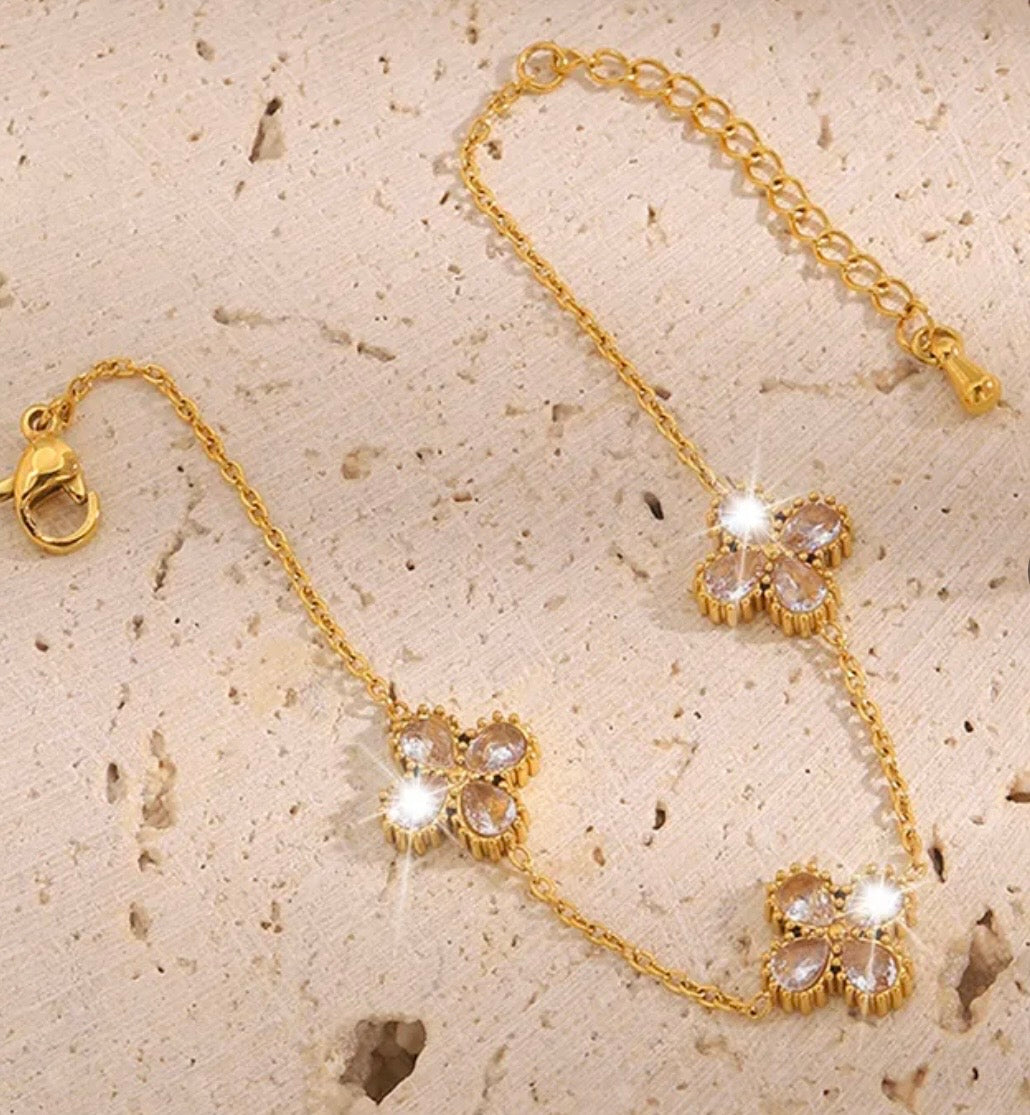 Pulsera Dorada con Flor de Zirconias