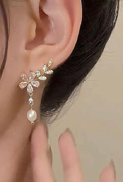 Pendientes de Flor Dorados con Perla