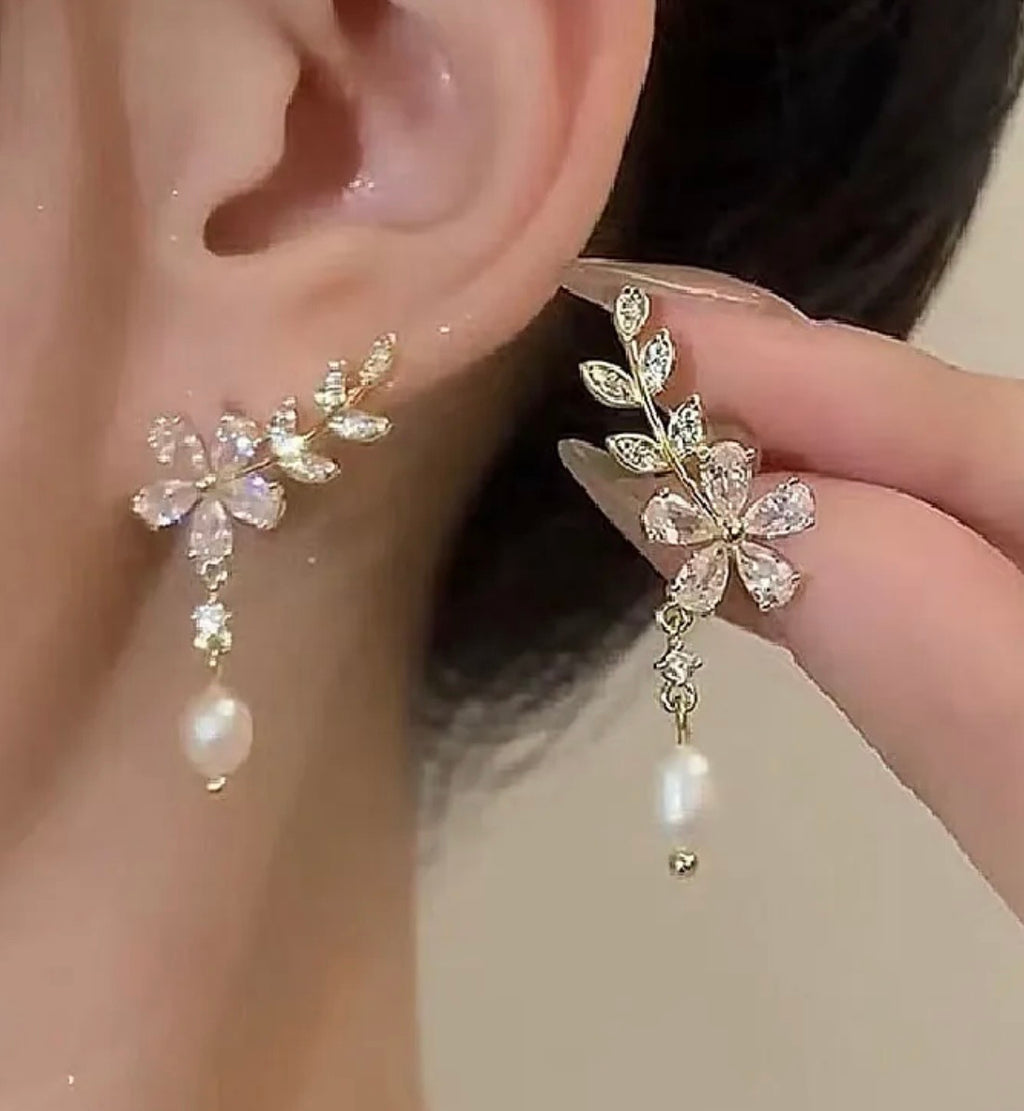 Pendientes de Flor Dorados con Perla