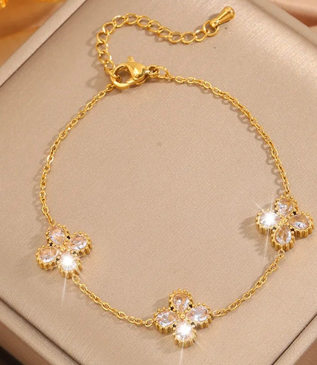 Pulsera Dorada con Flor de Zirconias