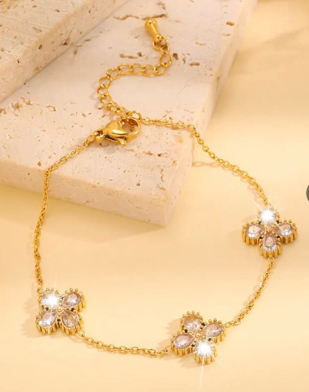 Pulsera Dorada con Flor de Zirconias