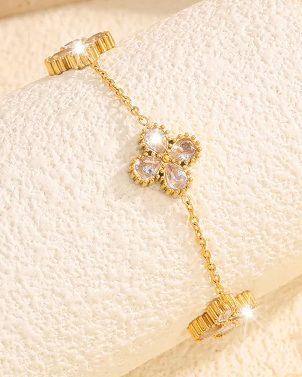 Pulsera Dorada con Flor de Zirconias